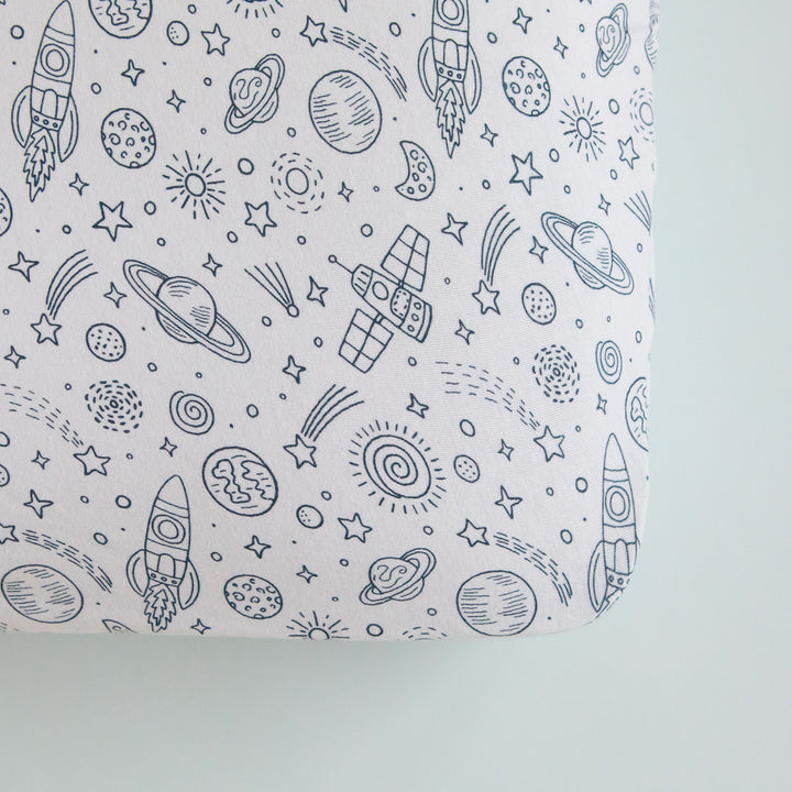 Organic jersey fitted cot sheet - Outer Space